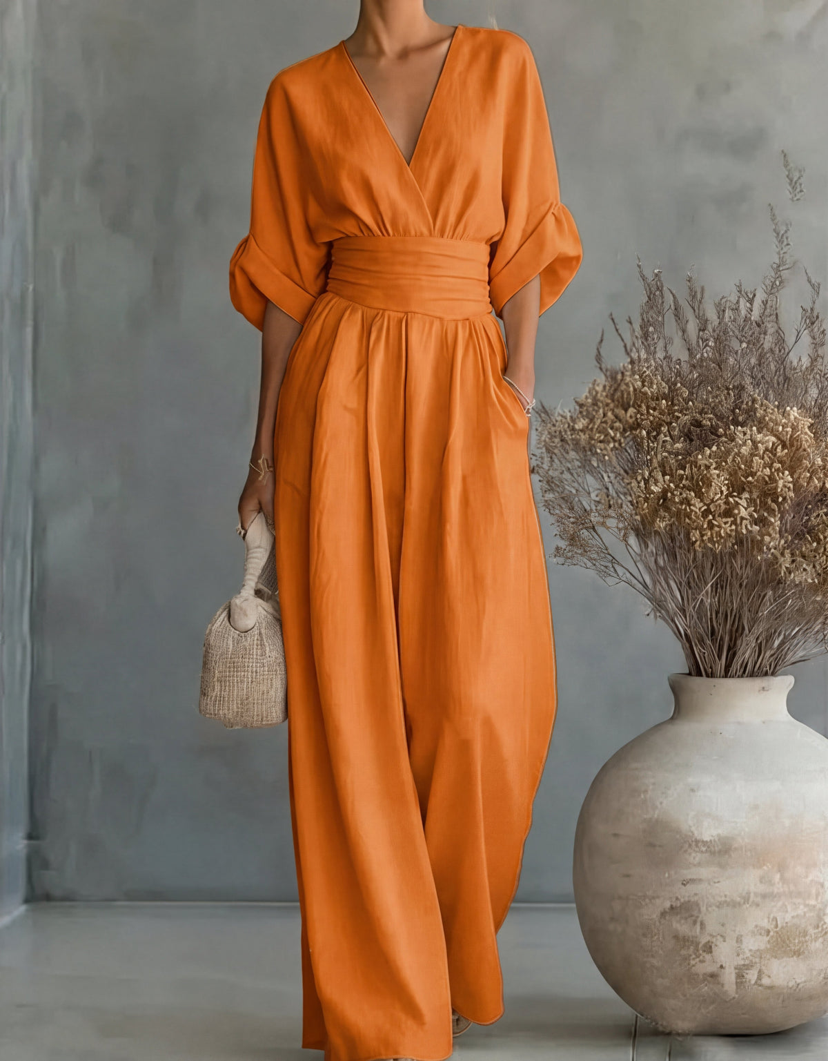 Mono elegante de escote en V y pierna ancha